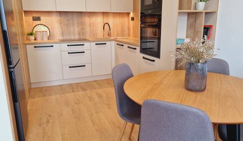 PRENÁJOM • zariadený 2 izbový byt s parkovacím miestom • Senica