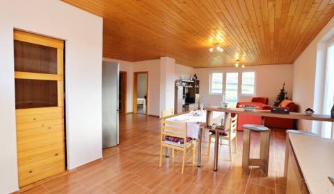 NOVOSTAVBA BUNGALOVU S VEĽKÝM POZEMKOM V PRÍJEMNEJ OBCI PODZÁMČOK