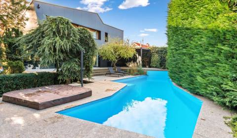 Predaj extravagantná 7 izbová moderná vila s bazénom, Pezinok