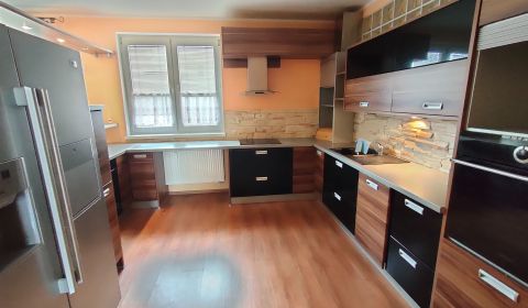 Prenájom: 3-izbový byt na Bôriku s dvomi balkónmi 