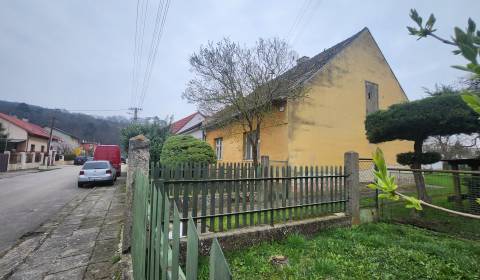 Rodinný dom s pozemkom 1255 m2, Trenčianske Bohuslavice