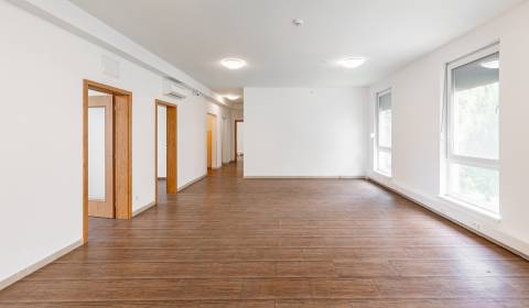 Svetlé kancelárie na 1.poschodí RD 148m2, klimatizácia, 4x parking