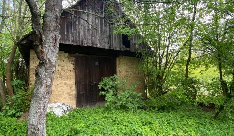 Pozemok  so stodolou v Kostolnom na bývanie aj rekreáciu.