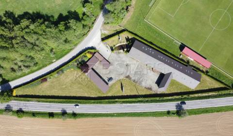 Komerčný objekt na okraji obce Pravenec na pozemku o rozlohe 5457 m2