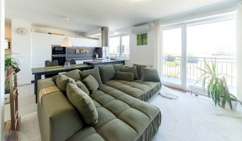 Nadštandardný 3i byt 75 m2, s A/C, balkónom a parkovaním, 2x pivnica