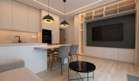 EXKLUZÍVNE Nákladne renovovaný 3i byt s parkovaním Nivy