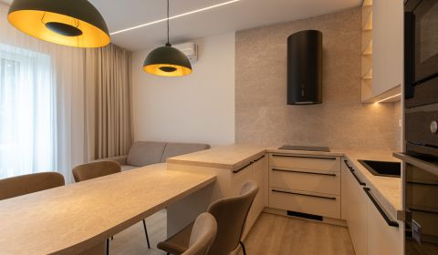 EXKLUZÍVNE Nákladne renovovaný 3i byt s parkovaním Nivy