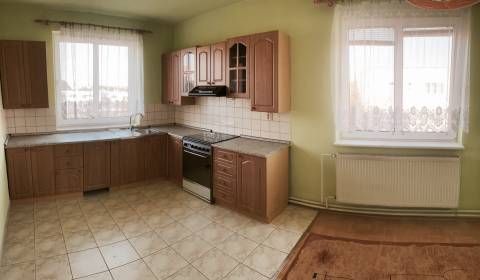 Trojizbový byt s garážou a parkovacím miestom v Lučenci