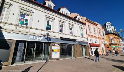 Priestory na prenájom.  Námestie POPRAD s výkladom 64m² 