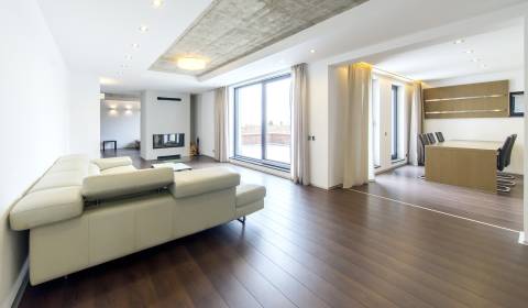Exkluzívny 4i byt 172m2, s krbom, terasami a parkovaním