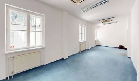 Prenájom podkrovných kancelárií,  Laurinská ulica, 150m2 