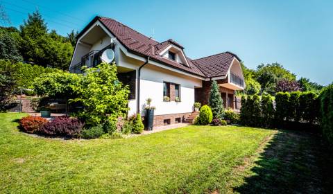 CHARIZMATICKÝ DOMOV vo výbornej lokalite!