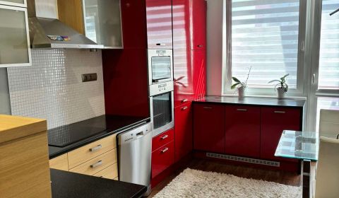 PRENÁJOM: 3 izbový, zrekonštruovaný a zariadený byt na VII.sídlisku