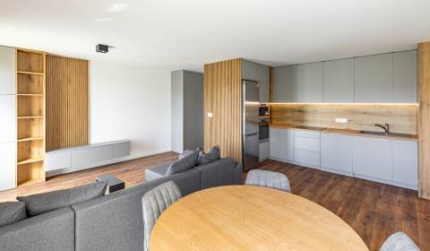 Nadštandardný 2i byt 49m2, výhľad do zelene, top lokalita, ASTROVÁ 1