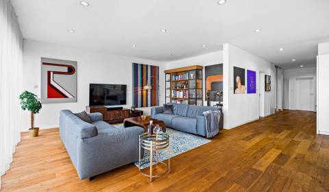 Nadštandardný byt na Kolibe s výhľadom a terasou