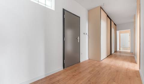 Jedinečný  4-izbový byt, 132m2  pri centre mesta s terasou!!