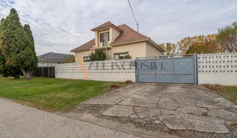 NA PREDAJ 4 IZBOVÝ RD S VEĽKÝM POZEMKOM,VEĽKÉ DVORNÍKY