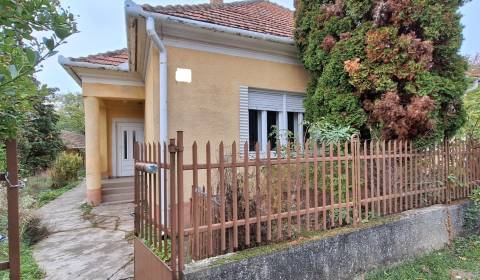 PREDAJ: Rodinný dom s pozemkom + garáž - v obci BÚČ, okr. KN