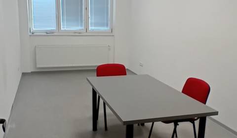 Na prenájom klimatizovaná kancelária 21,2 m2 Trnava ulica Bulharská 