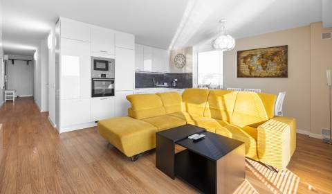 Luxusný, nadštandardný 3i byt 67m2, balkón, elektro parkovanie