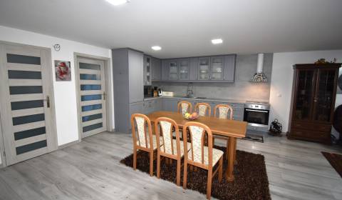 Zrekonštruovaný dom- časť  dvojdomu, pozemok 378 m²,Trhová Hradská