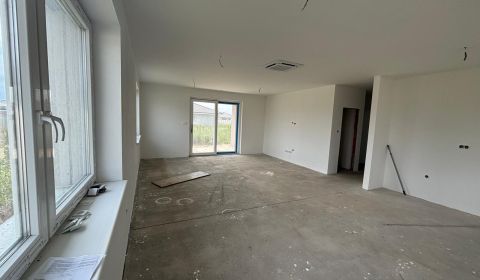 Kvalitný 4-izbový bungalov, tepelné čerpadlo, Senec