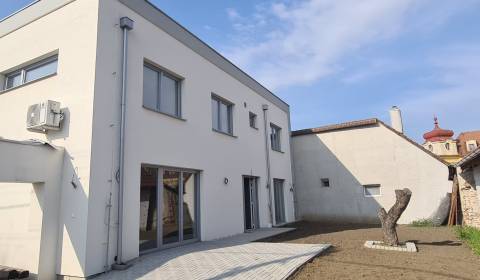 Na predaj rodinný dom - NOVOSTAVBA pri KAŠTIELI, Veľký Biel