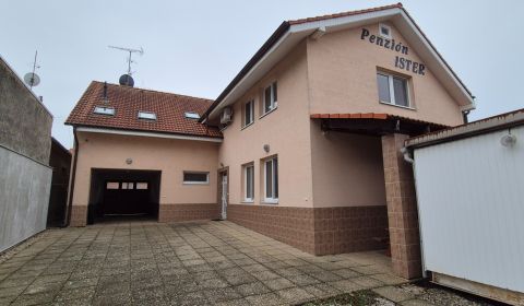 NA PREDAJ zariadený 8 izbový PENZIÓN pre 24 osôb ŠTÚROVO - Nána ***TOP