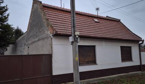 Predaj rodinného domu, Nána pri ŠTÚROVE, Jókaiho u. s pozemkom 1377m2