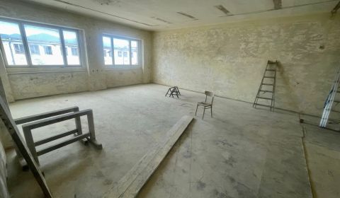 EXKLUZÍVNE: Priemyselná hala s kanceláriami v ZŤSke + parkovisko, MT