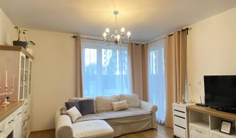 Bezbariérový,  2.izbový byt s predzáhradkou  .