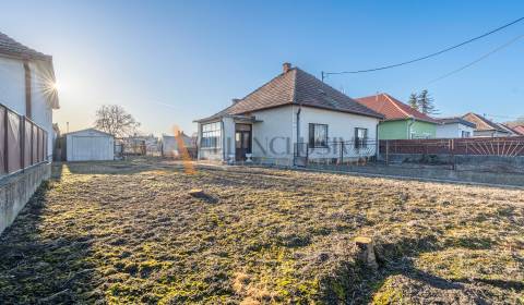 NA PREDAJ 3 IZBOVÝ RODINNÝ DOM S 18 ÁR POZEMKOM,VRAKÚŇ