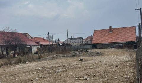 Krásny slnečný pozemok v centre dediny na predaj!