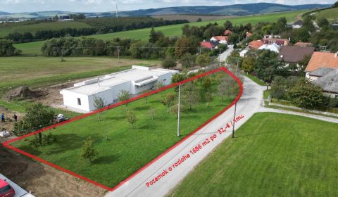 Ponúka na predaj pozemok v obci Poriadie u Vlčkov 