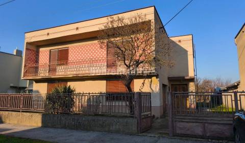 Priestranný ,slnečný rodinný dom v pôvodnom stave , vhodný na rekonštr