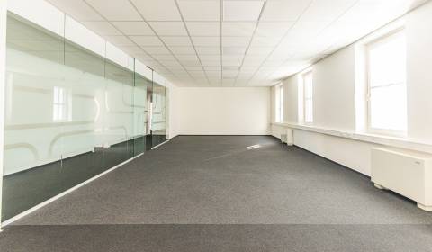 Lukratívne moderné kancelárie na Hurbanovom námestí