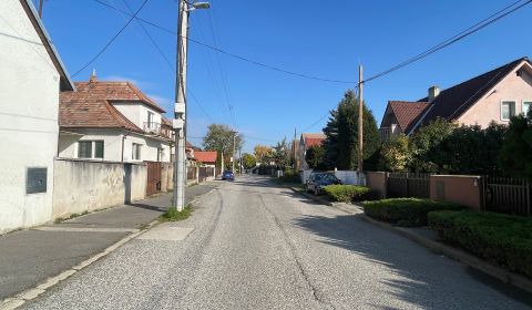 - Pozemok 1104m2 s rodinným domom, Okružná ulica