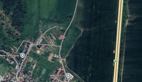 Komerčný pozemok na strategickom mieste pri diaľnici medzi ZV a BB