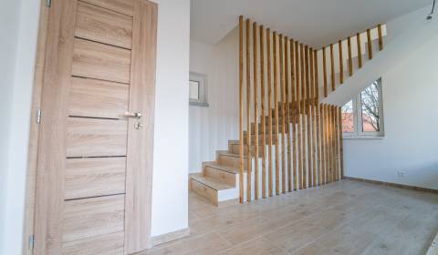 Na predaj 2 izbový mezonet v RD Vajnory BA III