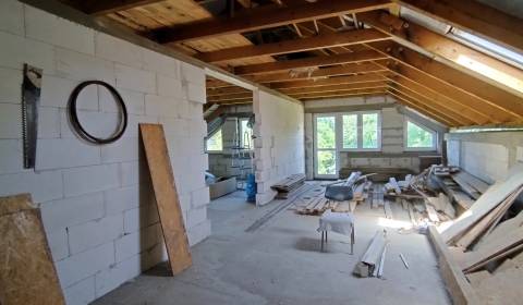 Rozostavaná bytová budova/podnikateľský objekt na predaj v Nitre.