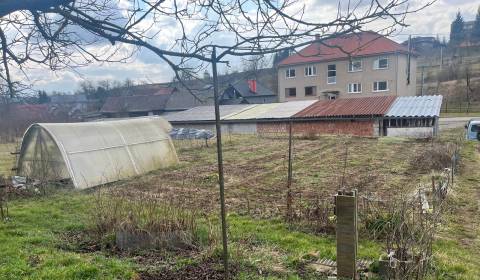 REZERVOVANÉ: 3 izb. byt 88 m2 + 47 m2 hospodárska budova, skleník