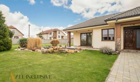 NA PREDAJ ÚTULNÝ RODINNÝ DOM S JAZEROM, HORNÝ BAR