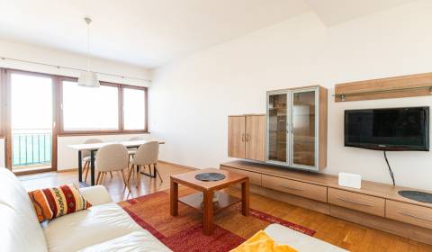 REZERVOVANÉ Veľký tichý 2i byt s balkónom 