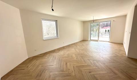 Trojizbový byt s obrovskou terasou + parking ZADARMO!