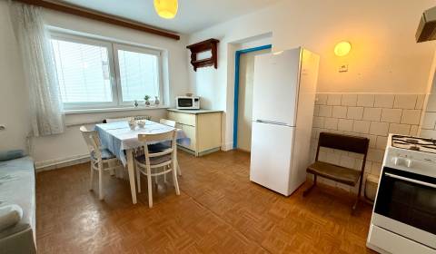 REZERVOVANÝ/ ROD. DOM, POZEMOK 706m2, SENICA, TEHELNÁ UL.