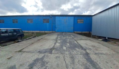 Prenájom  plechovej haly  s rampou,  528 m2   (328 + 200), Zvolen