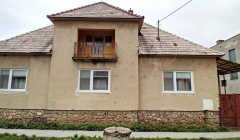 Na predaj rodinný dom s garážou, pozemok výmera 2003 m2 Horná Krupá