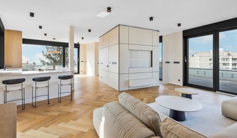 Luxusný, dizajnový 5i mezonet 250m2, 3x terasa, dvojgaráž, vo vile