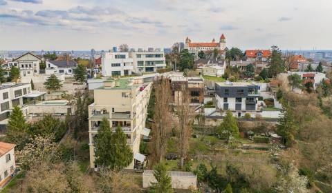 NA PREDAJ veľký 1 izbový byt s impozantnými výhľadmi na hradnom kopci