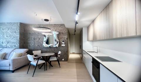 Luxusne zariadený 2-izb. byt (ateliér), garáž, Eurovea Tower